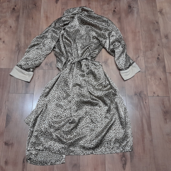 Victoria’s Secret Cheetah Animal Print Terry Cloth LinedBelted Robe Size XS - Picture 4 of 7